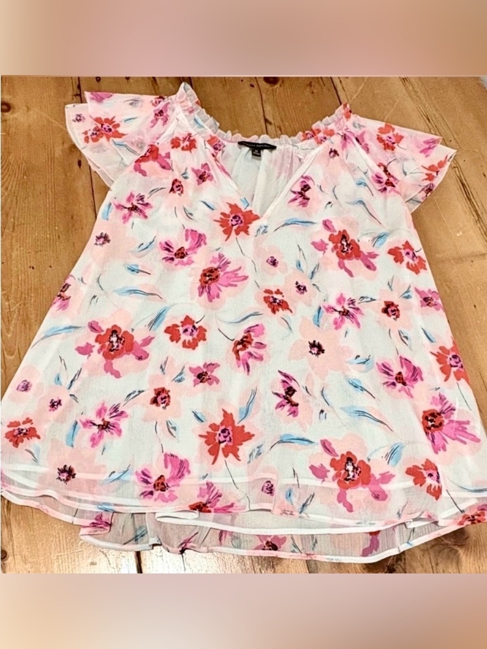 Banana Republic Blouse - Medium, lined, short-sleeve, v-neck